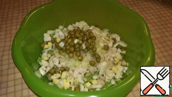 Finely chop the eggs and pour into a bowl. Add the green peas.
