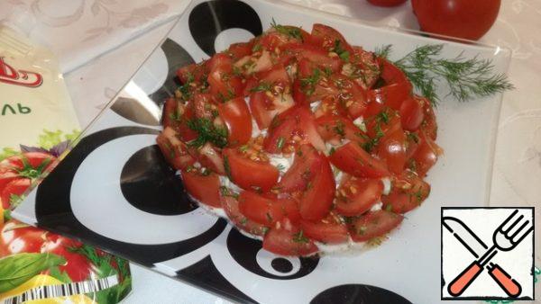 Form from our salad a small hill. Put tomatoes on top. This is done.