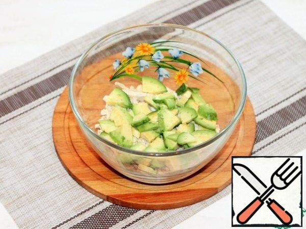 Wash avocado, wipe with a napkin, cut in half along, remove the bone, skin and cut into thin slices.