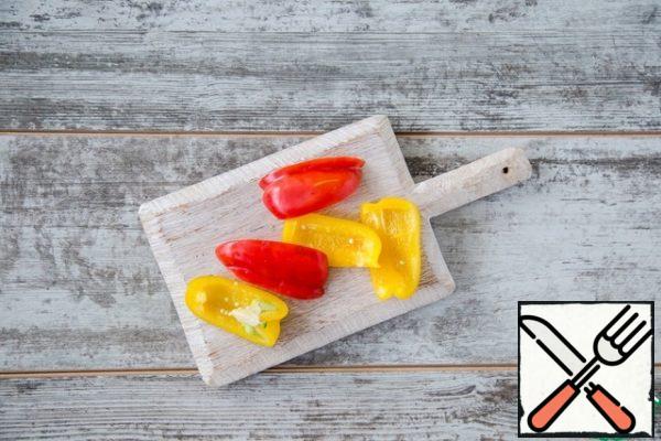 Preheat the oven with the included grill to 230 °C. Cut the peppers lengthwise into 4-6 pieces (depending on size). Lubricate the skin with oil.