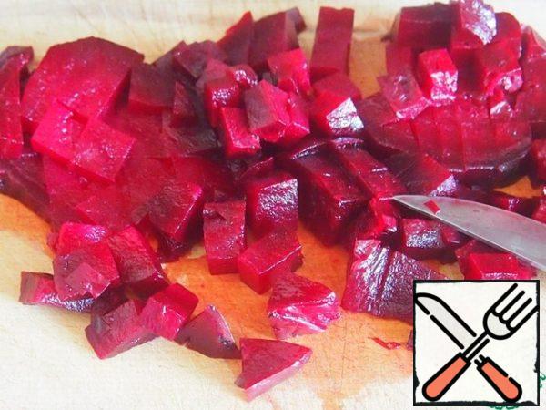 The cooking time specified does not include roasting the beets. Medium-sized beets wash, wrap in foil and bake in the oven at 180 degrees until ready. Then cool and cut into pieces, not finely.
