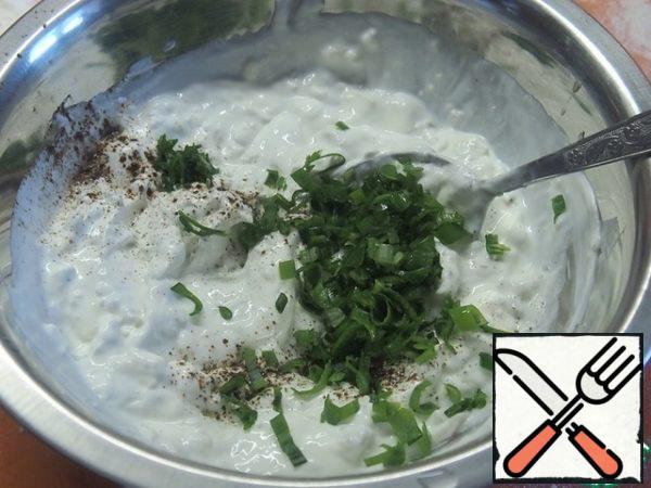 Mix sour cream, yogurt, cheese. Add finely chopped green onions or other herbs, such as parsley. Salt and pepper the sauce to taste.