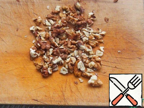 Nuts roughly chop with a knife.