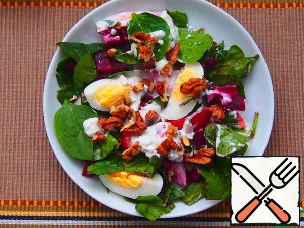Put the lettuce leaves in a bowl, pour over the sauce, put a few slices of eggs on top and sprinkle nuts on top.