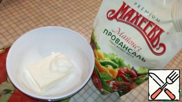 In a bowl spread the melted cheese, add mayonnaise.