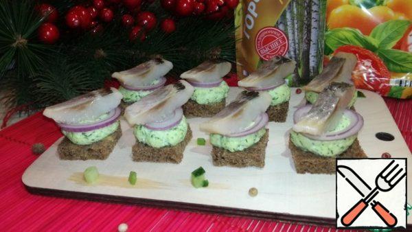Herring fillet cut into long pieces and spread over the onion. I came up with this number of 14 things. Ready to serve!