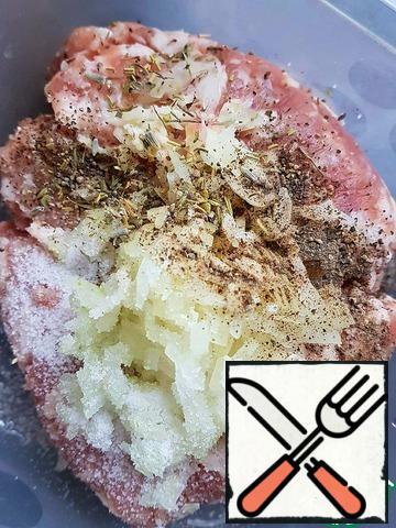 In minced add 1 finely chopped onion, squeezed through the press 1 tooth. garlic's. Salt and pepper to taste. Add a pinch of your favorite spices. Knead the minced meat well and let it brew for at least 15 minutes.