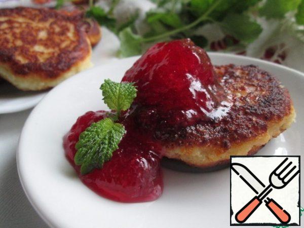 Fry in preheated vegetable oil on both sides. Serve with any jam. There is no sugar in cheesecakes, but with sweet additives it is absolutely not felt!