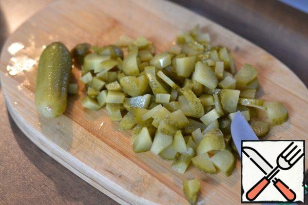 Add the chopped pickles.
Add vinegar, salt and sugar, mix gently.
Refrigerate for 20 minutes.