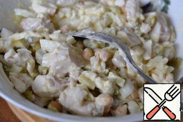 Add chickpeas and mayonnaise. Gently mix.
Mayonnaise can add more, it all depends on your taste.