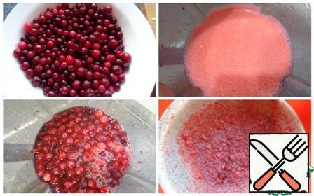 Boil one liter of water. Unfreeze cranberries, turn into mashed potatoes, add warm hot water, stir, let stand for 20 minutes and rub through a sieve.