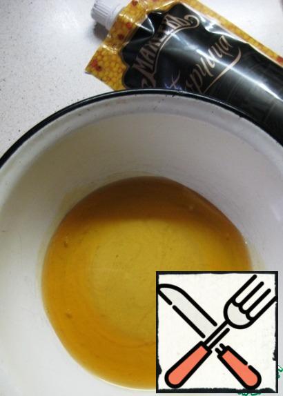 In a water bath melt the honey in a bowl.