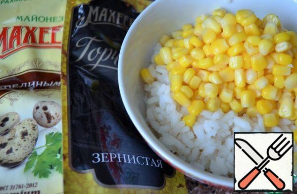 Boil the rice, cool it.
It is more expedient to use Arborio rice.
Mix with corn.