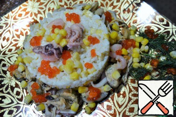 Garnish with corn, red caviar, dill greens.