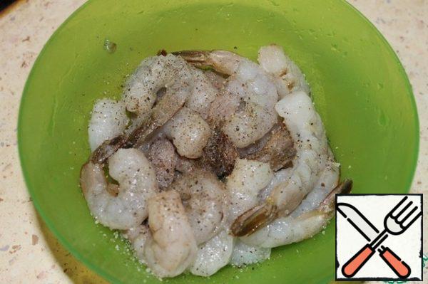 Defrost shrimps at room temperature, salt, pepper and leave for 15 minutes.