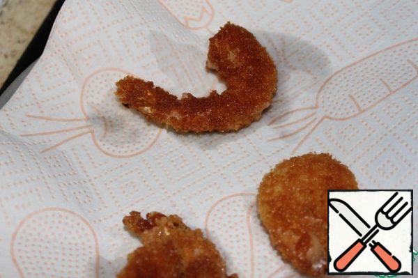 Place the fried shrimp on a paper towel to remove excess fat.
