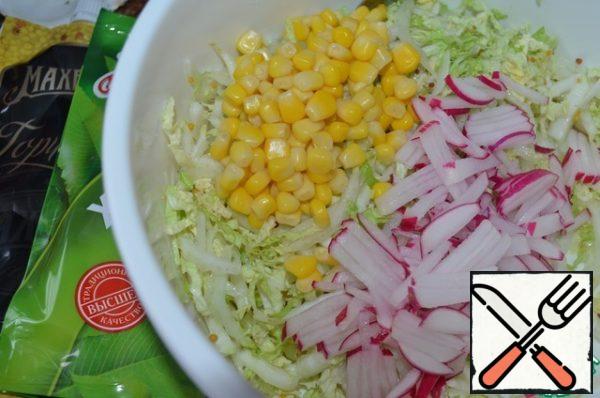 Wash and dry the vegetables.
Chop the Peking cabbage, add salt and rub it with your hands.
Add horseradish and mustard, mix with a fork.