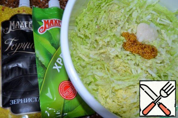 Cut the radish into thin strips, add to the salad.
Peel the corn and put it in the salad.
