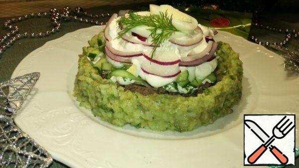Decorate to your taste, I decorated with egg slices and strips of red onion. Prepare the salad before serving, so that it does not infuse for a long time (2-3 hours), avocado tends to darken, and you risk serving it not on a beautiful green base, but browned.