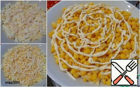 Then a layer of eggs, coat with mayonnaise. Next a layer of cheese to coat with mayonnaise. The penultimate layer is corn smeared with mayonnaise.