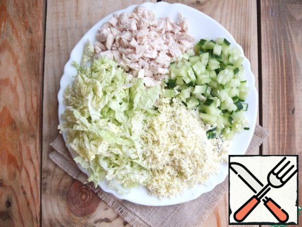 Proteins separate from yolks. Chicken breast, cucumber and cabbage finely cut. Yolks to RUB on a grater.
Part of the chopped cabbage leave for decoration.