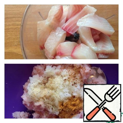 Wash the fish fillet, cut into small pieces and punch with a blender. It is a blender, meat grinder makes minced meat on the consistency of the other, and the liquid will be too much. Grate the onion on a coarse grater. Add spices.