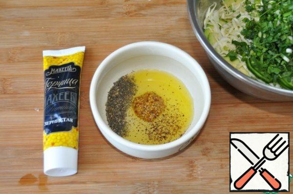 We're refueling. Mix olive oil, lemon juice, salt, pepper mixture "Provencal herbs", add mustard "Granulated". Mix it.