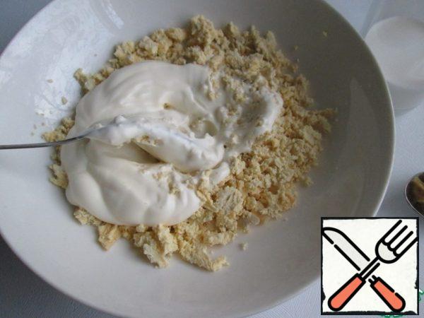 To prepare the sauce, peel the eggs, separate the yolks from the proteins and grind the yolks with mayonnaise.
