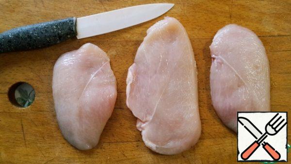 Cut the chicken into slices for roasting, salt a little.