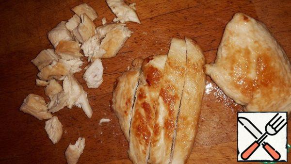 Fried chicken cut into small pieces and attach to the total mass.