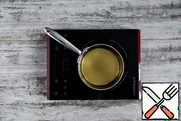Put a deep frying pan with deep frying oil on the fire - you will need a temperature of 180 °C.
