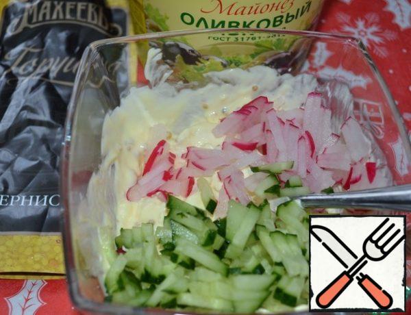 Add finely sliced ​​radishes and cucumbers,
leaving a little for decoration.
Mix.