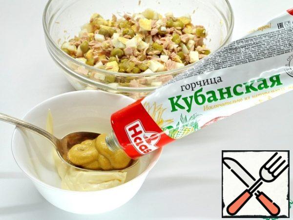 I use mustard to make the dressing. It is made from natural grains, has a pronounced aroma and delicate texture. Mix mayonnaise and mustard in a ratio of 2 to 1, mix thoroughly and add to the chopped products.
