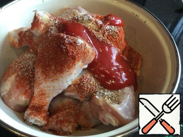 Cut the wings at the joint. Put the wings and shins in a bowl, add spices and ketchup, salt.