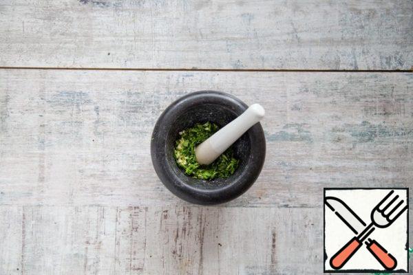 For dip finely chop the parsley and garlic, salt and RUB in a mortar into a pulp.