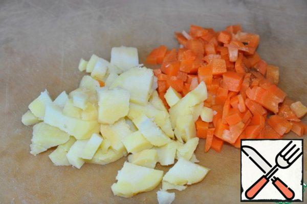Boiled potatoes and carrots clean and cut into small cubes.