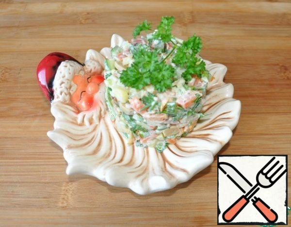 Serve the salad chilled in a salad bowl or serve with a culinary ring portions. Decorate with herbs.