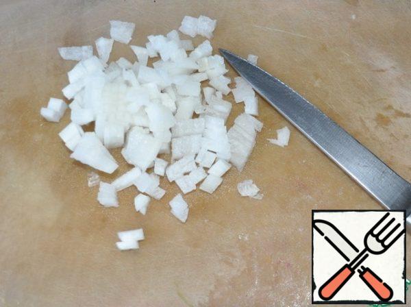Peel the radish, cut into small cubes, put it on top of the chicken layer and also lightly smear with mayonnaise.
