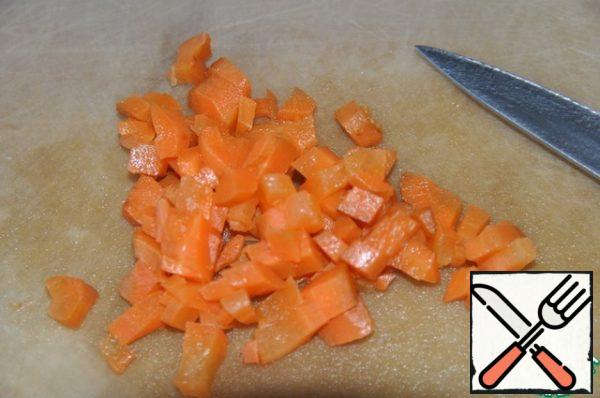 Put the diced boiled carrots in the next layer, lubricate with mayonnaise.

