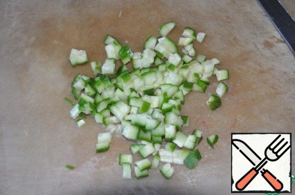 Next, put the diced cucumber, grease with mayonnaise.