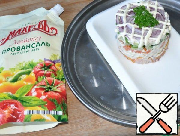 Remove the salad from the ring, put a mesh of mayonnaise on top.
