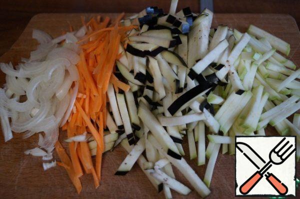 Cut the vegetables into strips.