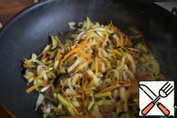 Fry the vegetables in olive oil and over high heat for 5 minutes.