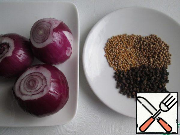 Prepare the marinade: boil water and cool. Add sugar, salt, vinegar and mix.
Peel the onion.
For cooking spices.