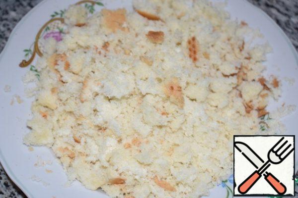 Crumble the crumb of dried bread into crumbs.
