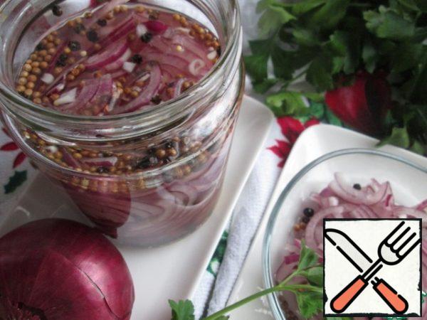 The recipe said that the onions will be ready in an hour, but you can increase the marinating time to a few hours. If desired, you can try and after 1 hour, and after 3 hours, and you can the next day, holding a jar in the refrigerator.