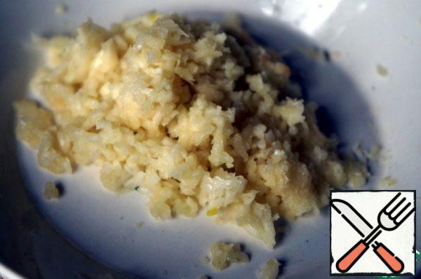 Crush the remaining two cloves of garlic with a press.
