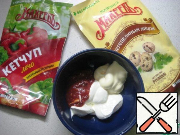 For dressing combine in a bowl sour cream, mayonnaise and ketchup, mix well.