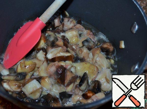 Porcini mushrooms (other forest mushrooms or honey mushrooms)
fry in vegetable oil.
So that the mushrooms do not "burn",
fry in a deep saucepan and under a lid.
Add salt.