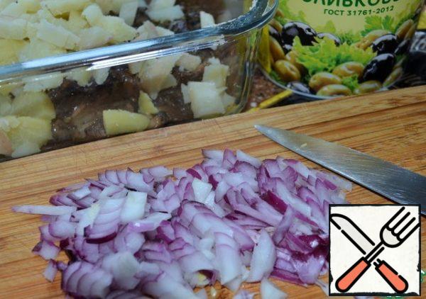 Peel the onion and cut into cubes.
Put it in a salad bowl.